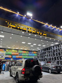 فني يقوم بتركيب كفر جديد على السيارة.