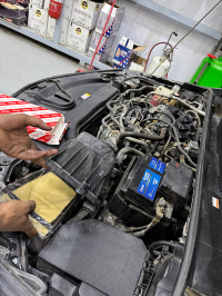 جهاز ترصيص ليزر يقوم بضبط إطار السيارة.