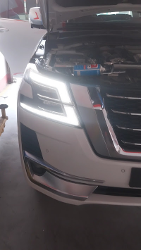 ميكانيكي متخصص يعمل على إصلاح محرك السيارة.