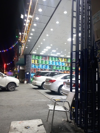 منطقة استقبال عملاء نظيفة ومنظمة.