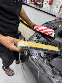 فني يقوم بإجراء خدمة سريعة للعميل.